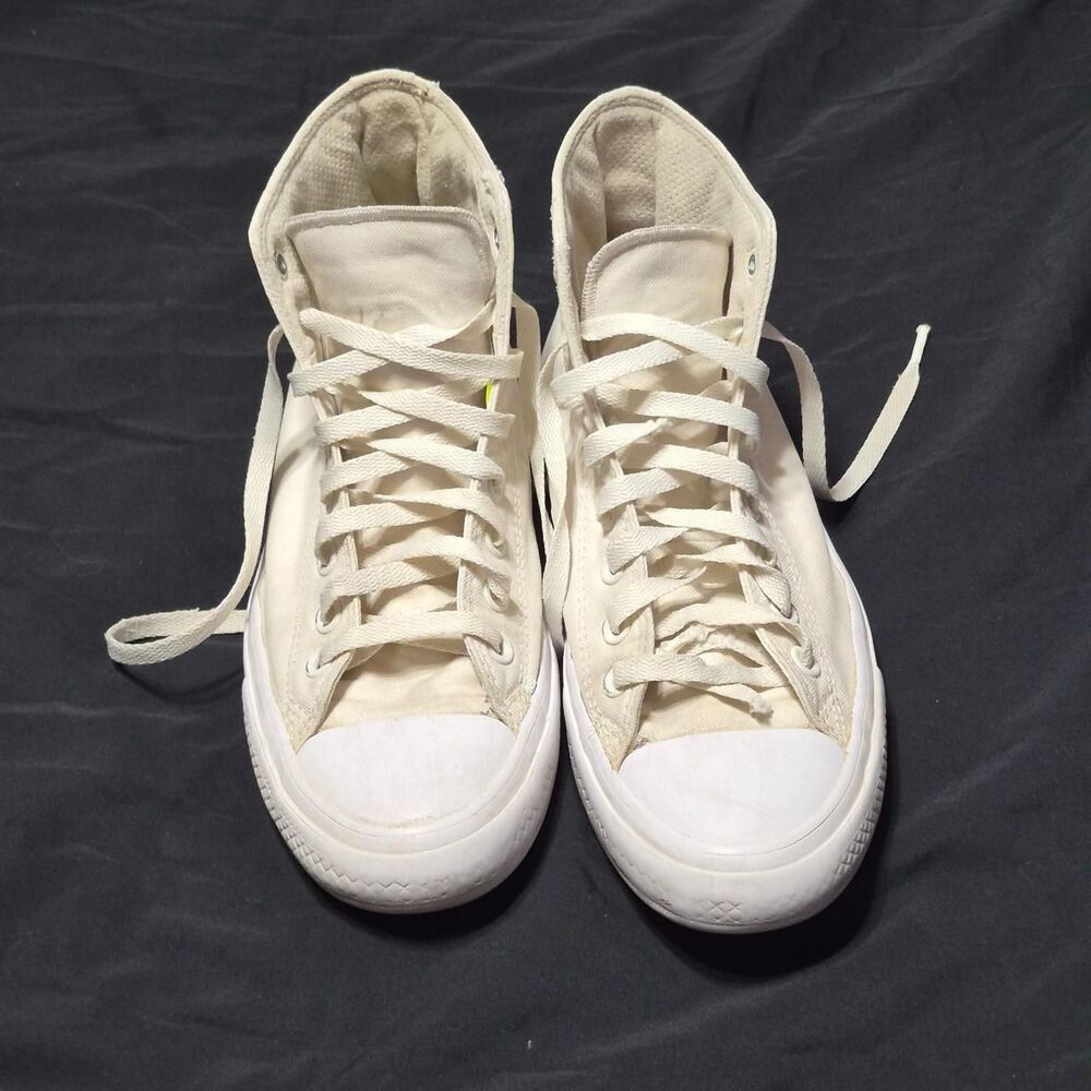 Discontinued Chuck Taylor II Unisex White and Cream Converse Size 7/9